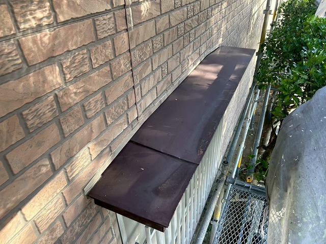 庇カバー工事前の歪んだ庇